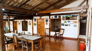 Unclassified image, 5 of 31, button - Casa de Los Berrios (León)
