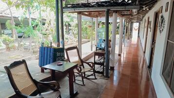 Shower, free toiletries, towels