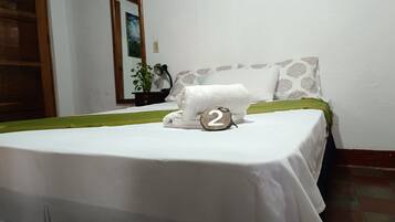 Habitación estándar, 1 cama matrimonial, planta baja | Espacio para trabajar con laptop, wifi gratis y ropa de cama