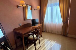 Caja de seguridad en la habitación y escritorio 