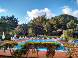 Piscina stagionale all'aperto, lettini