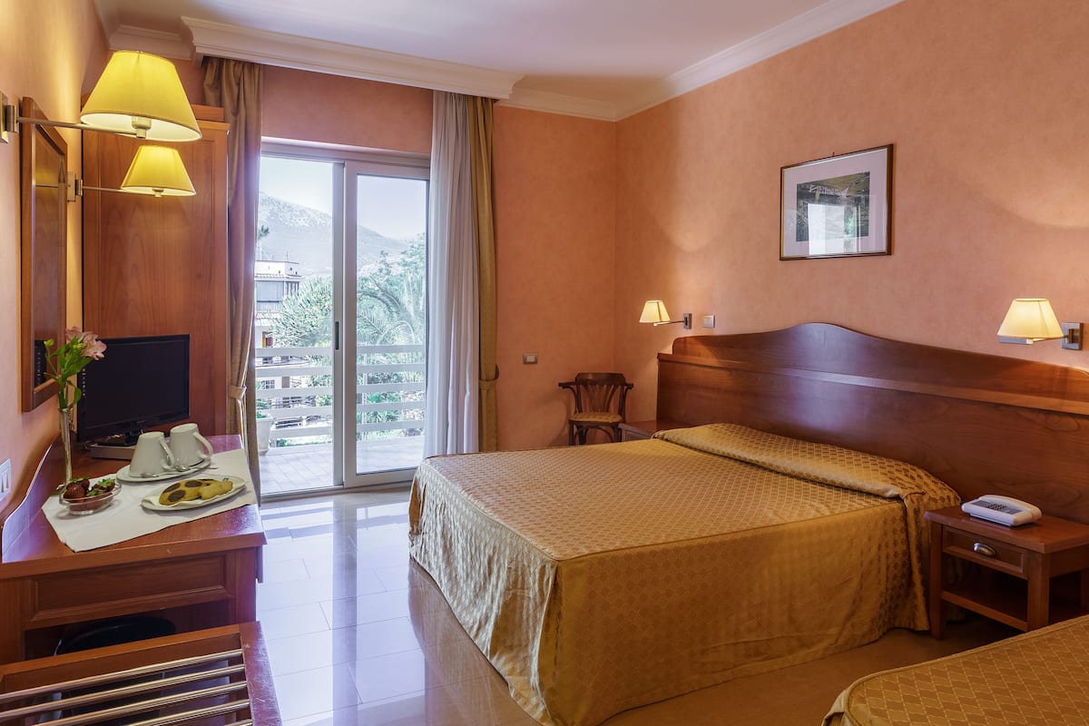 In-room safe, desk, soundproofing, cribs/infant beds