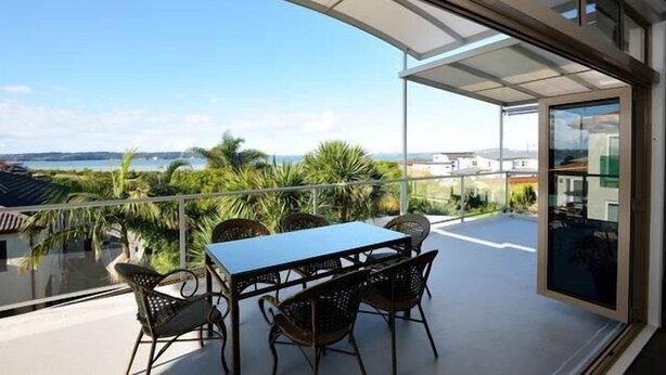 Unclassified image, 1 of 24, button - Amazing Seaview House (Auckland)