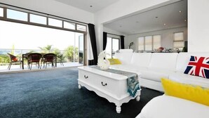 Unclassified image, 4 of 24, button - Amazing Seaview House (Auckland)