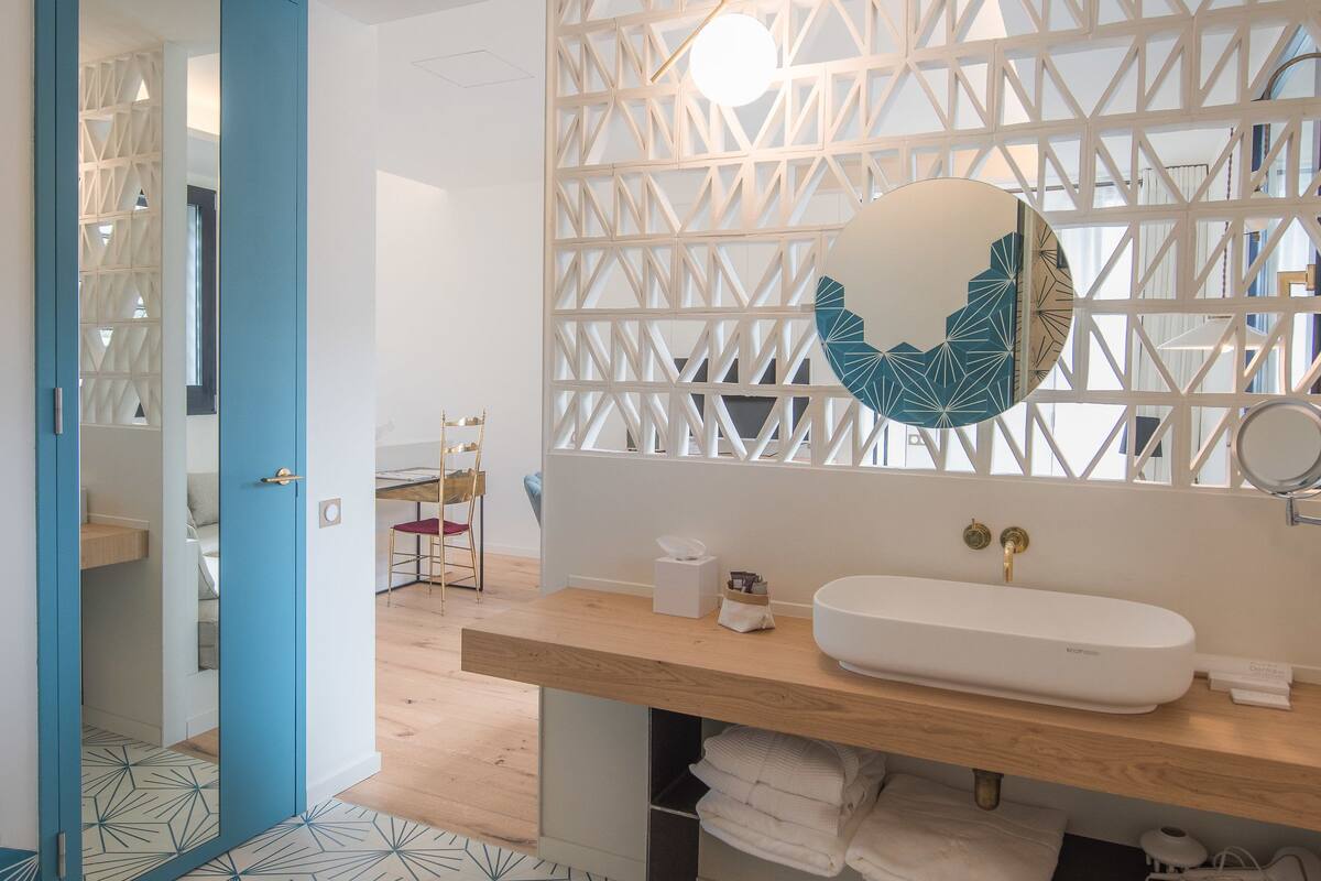 design suite, balcony | bathroom | shower, free toiletries, hair dryer, dressing gowns