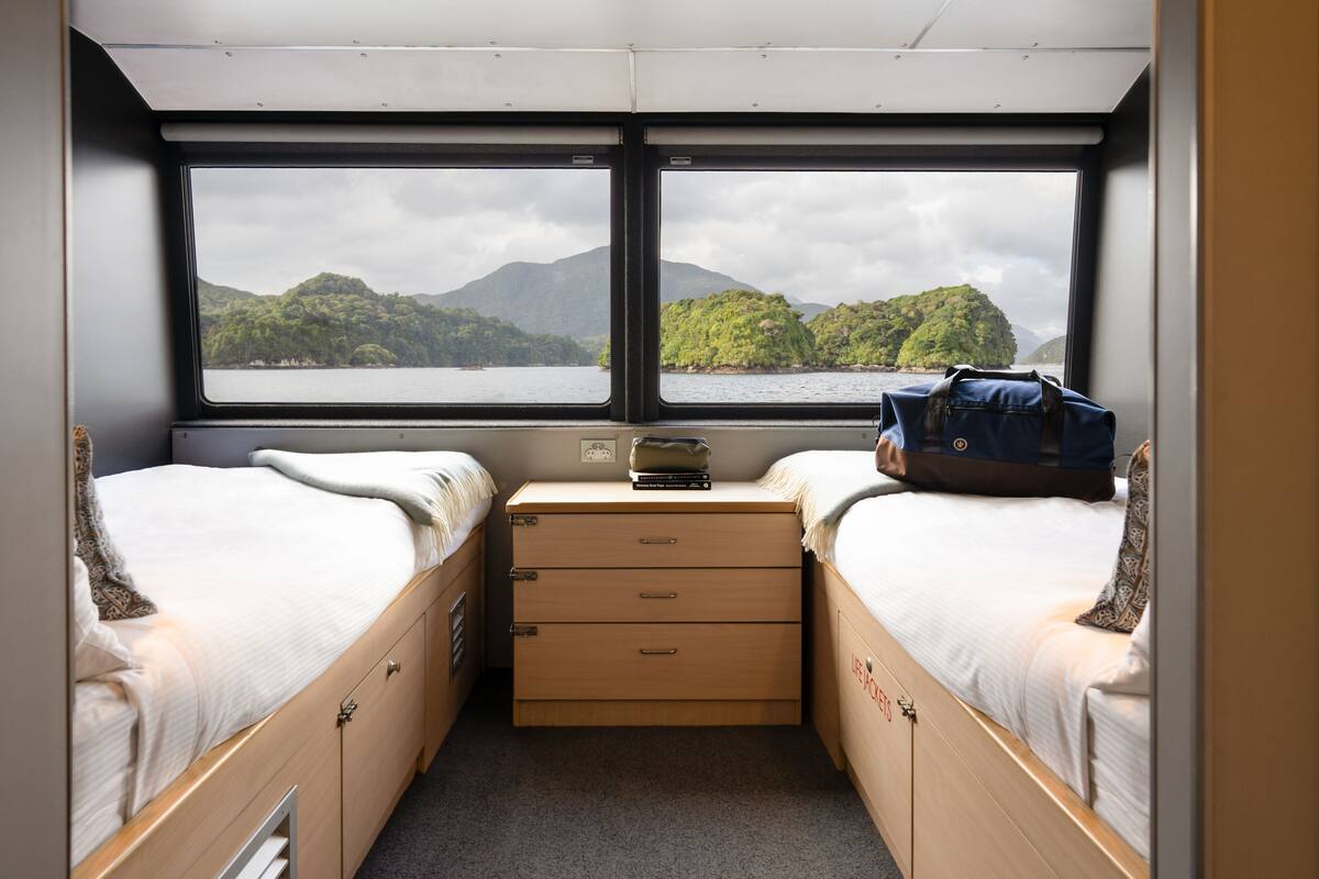 Phòng 2 giường đơn Deluxe, quang cảnh biển (Endeavour Cabin) | Bộ trải giường 