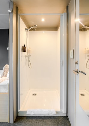 Shower, free toiletries, hair dryer, towels - Fiordland Discovery (Milford Sound)