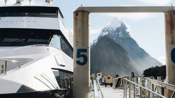 Un muelle de ferry con una gran montaña al fondo.
