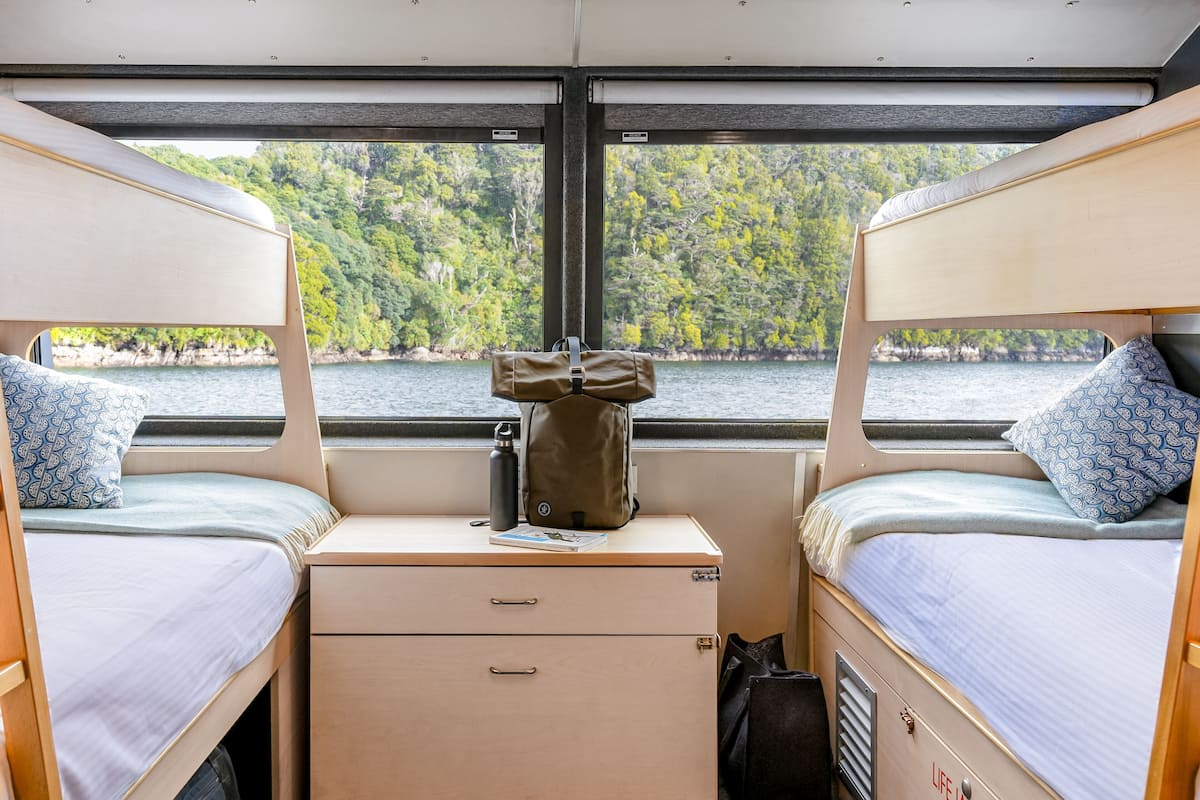 Deluxe vierpersoonskamer, meerdere bedden, uitzicht op oceaan (Resolution Cabin) | Beddengoed