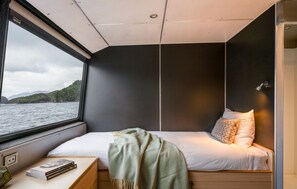 Deluxe Twin Room, Ocean View (Endeavour Cabin)