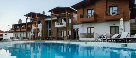 Piscina interna, piscina externa, guarda-sóis, espreguiçadeiras