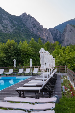 Piscine couverte, piscine extérieure, parasols de plage, chaises longues. Irenes Resort