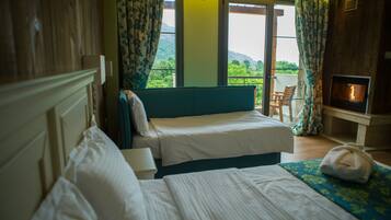 Habitación triple | Caja fuerte, escritorio, cortinas opacas y sistema de insonorización