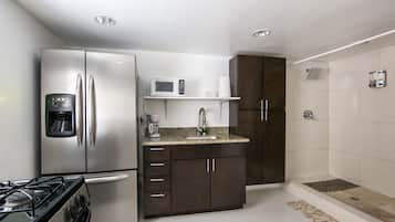 Comfort Studio, 2 Queen Beds, Kitchen | Private kitchen | Fridge, microwave, oven, stovetop