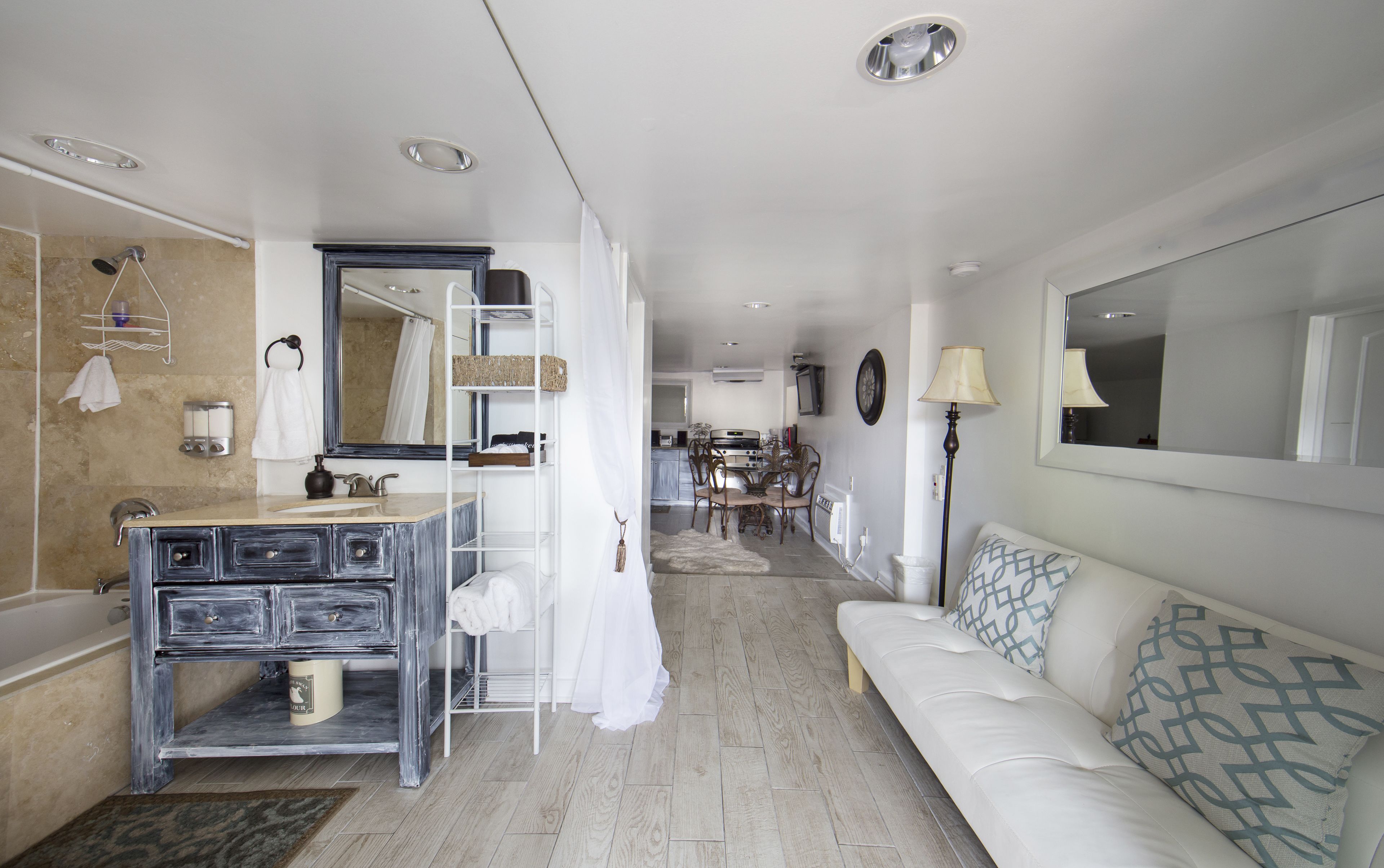 Deluxe Studio Suite, 1 Bedroom, Kitchen | Bathroom | Free toiletries, hair dryer, towels