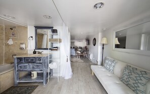 Deluxe Studio Suite, 1 Bedroom, Kitchen | Bathroom | Free toiletries, hair dryer, towels - Magazine Mansion (New Orleans)