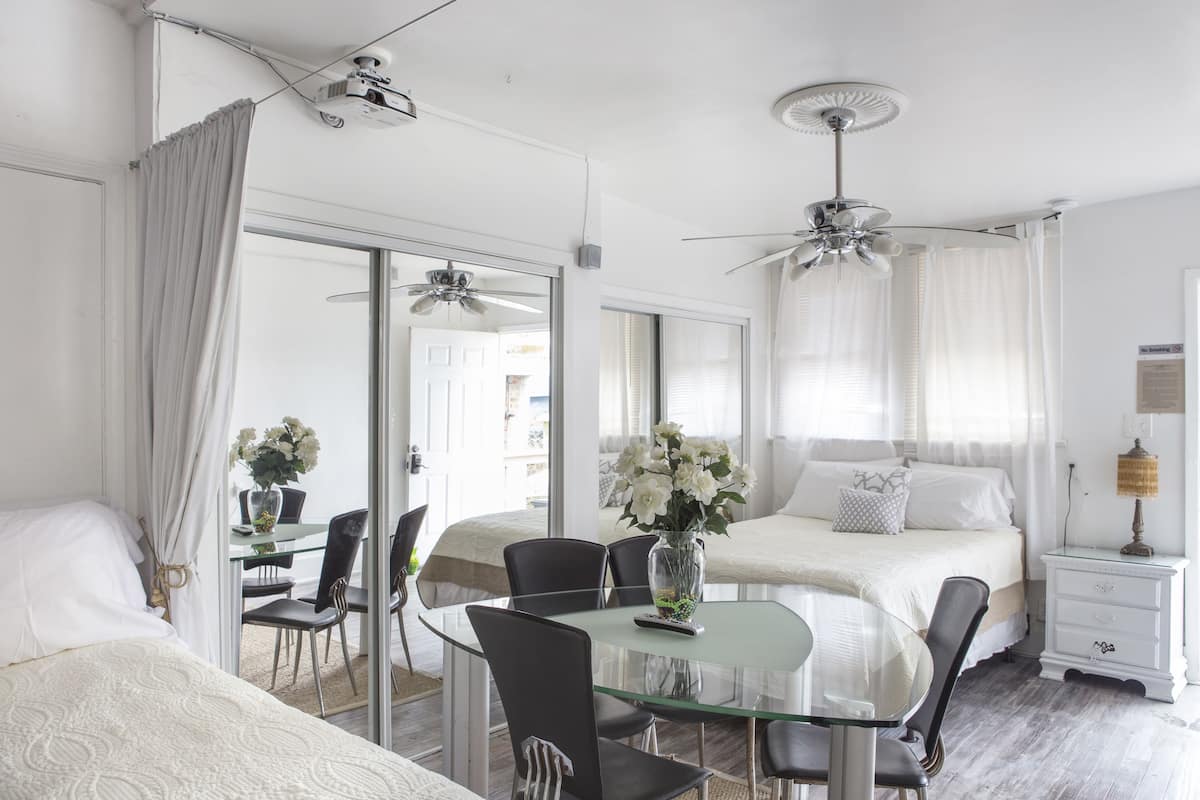 Suite estudio Deluxe, 2 camas Queen size, cocina | Ropa de cama de alta calidad y caja de seguridad en la habitación