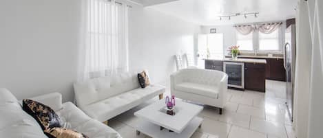 Loft Deluxe, 2 habitaciones, cocina | Área de sala de estar | Televisión de pantalla plana