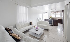 Living area - Magazine Mansion (New Orleans)