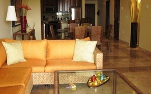 Familieleilighet, 2 soverom, havutsikt | Oppholdsområde | Flatskjerm-TV