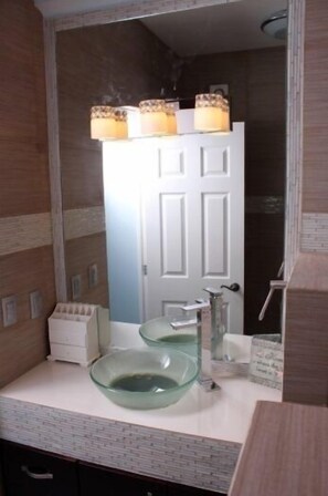 Family Condo, 2 Bedrooms, Resort View | Bathroom | Shower, hair dryer, towels, soap