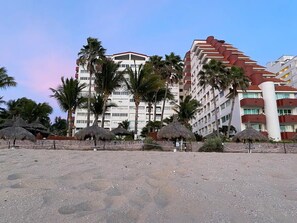 Familienapartment, 2 Schlafzimmer, Meerblick, Strandnähe | Wohnbereich | Flachbildfernseher