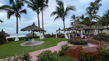 Apartamento familiar, 2 habitaciones, vistas al mar, frente a la playa | Vistas al jardín