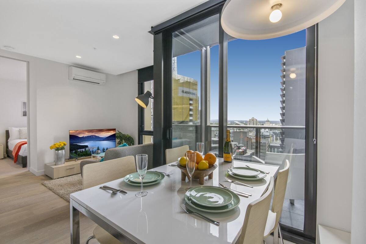 Apartamento luxo, 2 quartos | Opções para refeição no quarto