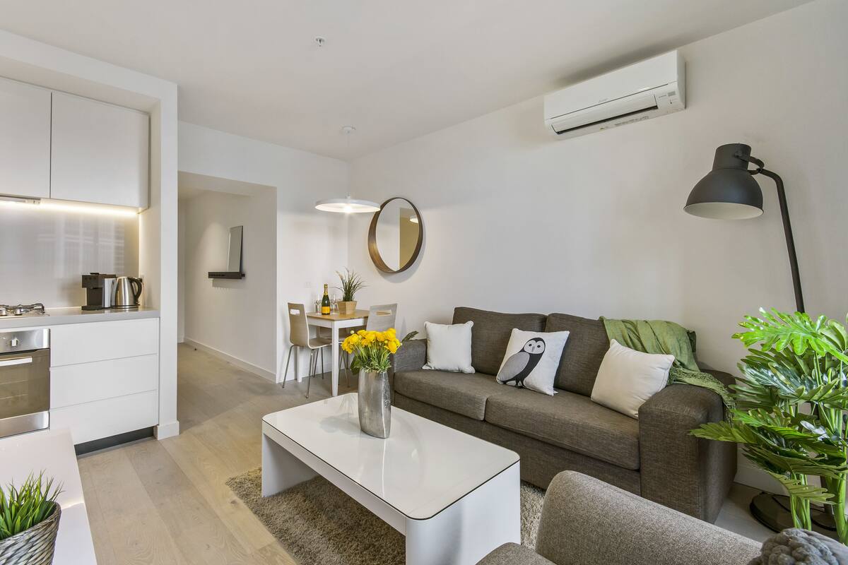 Apartamento executivo, 1 quarto | Área de estar | TV de tela plana