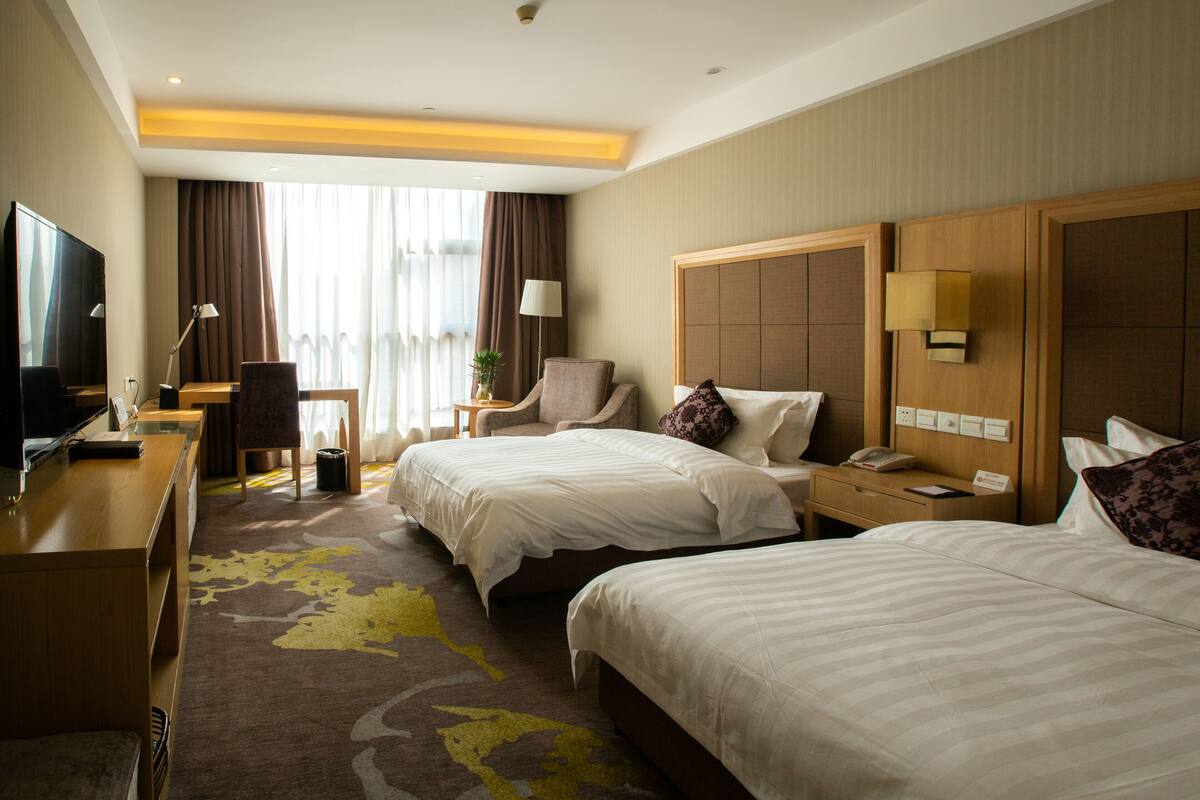 Executive Twin kamer | Een minibar, een kluis op de kamer, een bureau, verduisterende gordijnen