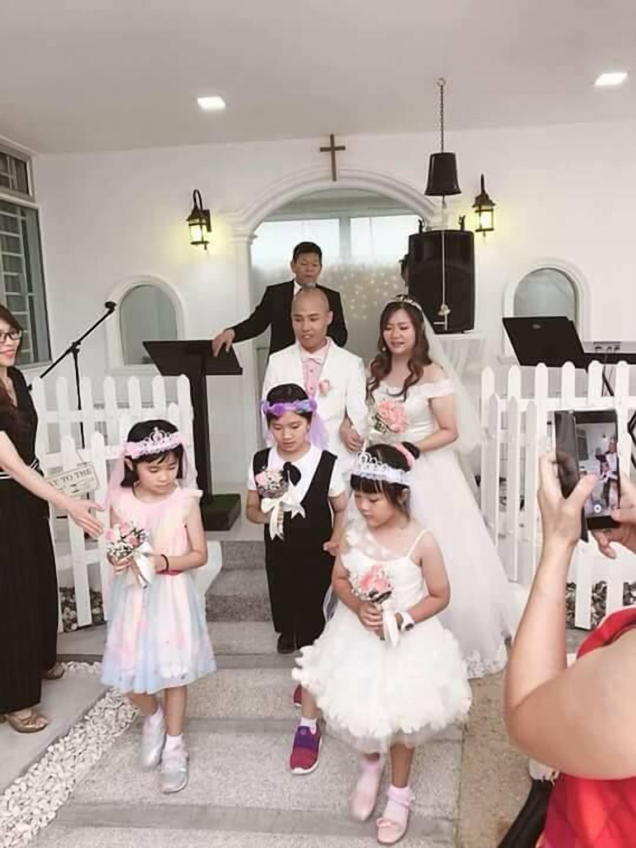 Una ceremonia de boda con invitados bajando una escalera.