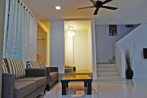 Coin salon dans le hall