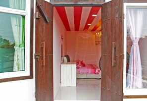 Biệt thự trăng mật, 1 giường cỡ king, sân hiên, quang cảnh vườn | Bàn, bàn ủi/dụng cụ ủi quần áo, truy cập Internet không dây miễn phí 