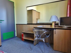 ميني بار ومكتب وستائر تعتيم وتجهيزات عازلة للصوت