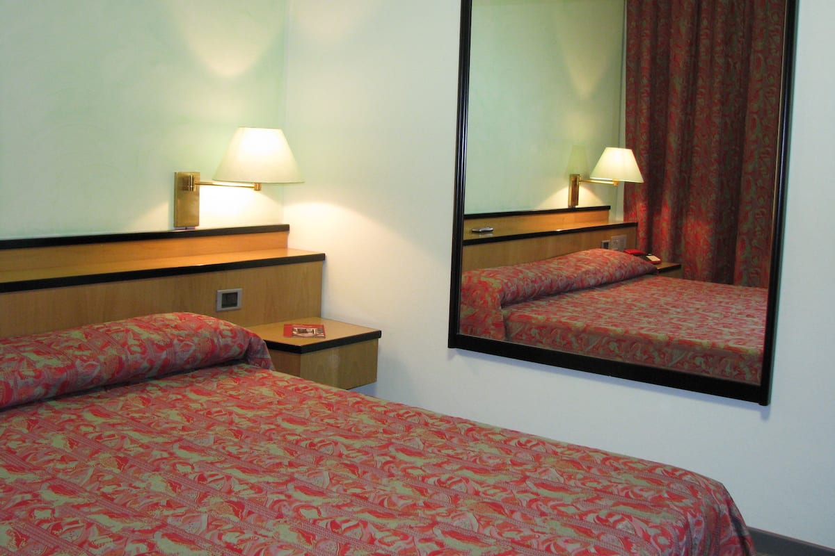 Minibar, bureau, rideaux occultants, chambres insonorisées