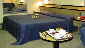 Family Triple Room, 1 Bedroom, Smoking, Courtyard View | Minibar, desk, blackout curtains, soundproofing - Hotel Longobardo (Trezzo sull'Adda)