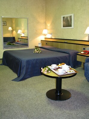 Tremannsrom – familie, 1 soverom, røyk, bakgårdsutsikt | Minibar, skrivebord, blendingsgardiner og lydisolert