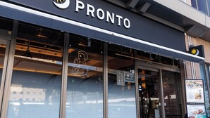 Une devanture de magasin avec une enseigne indiquant « PRONTO » et un logo représentant un soleil et une lune.