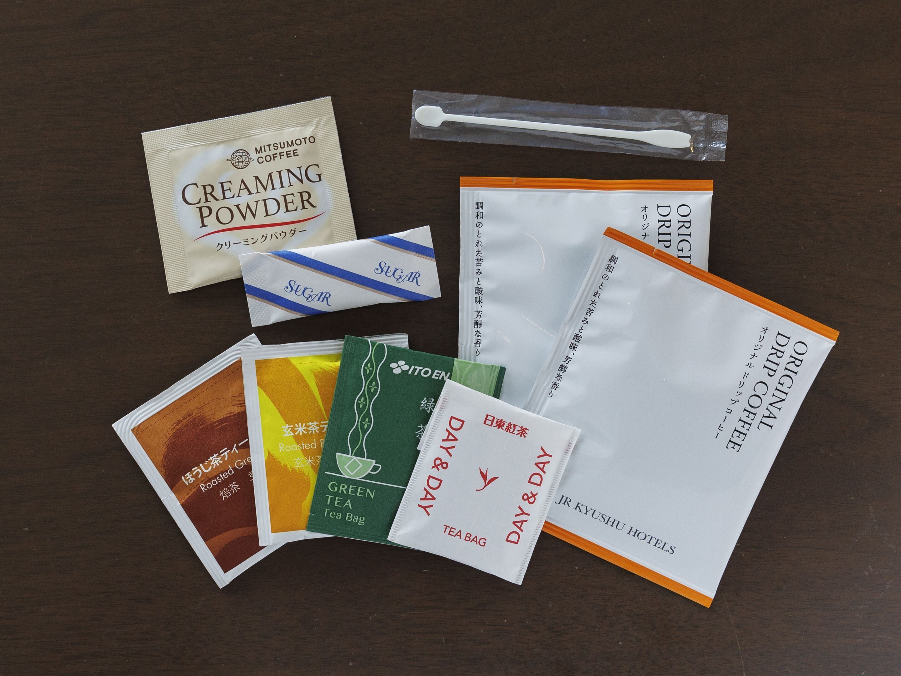 Variedad de productos de té, incluyendo una bolsita de té verde, una bolsita de té verde tostado y un polvo cremoso.