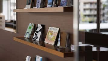 Una estantería de madera con libros y folletos.