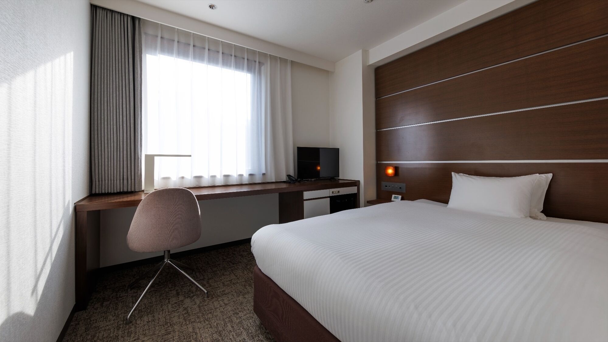 Desk, free WiFi, bed sheets