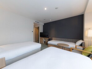 Combined shower/bathtub, free toiletries, hair dryer, slippers