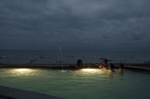 Kolam renang outdoor