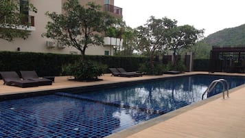 2 outdoor pools
