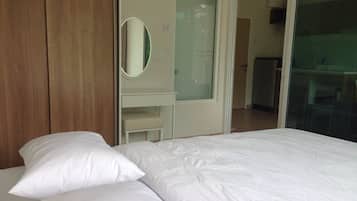 1-Bedroom Condo, Mountain View | 1 kamar tidur, meja kerja, tirai kedap cahaya, dan Wi-Fi gratis