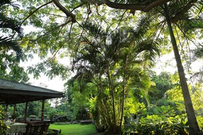 Lobby sitting area - Hale Maluhia Country Inn (Kailua-Kona)
