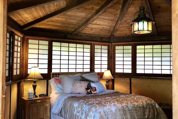 Romantic Single Room, 1 Queen Bed (Japanese Tea House) | Desk, travel crib, free WiFi, bed sheets