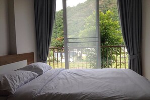 1-Bedroom Condo, Mountain View | 1 chambre, bureau, rideaux occultants, Wi-Fi gratuit