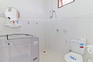 Shower, free toiletries, hair dryer, slippers - Chaweng Apartment (Koh Samui)