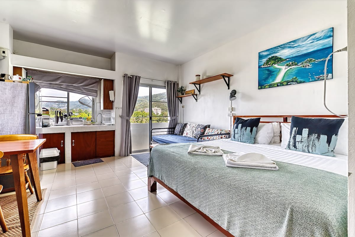 Studio Apartment | In-room safe, desk, laptop workspace, blackout drapes